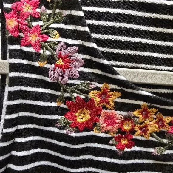 Savanna Jane White Black Striped Sleeveless Top Floral Embroidery Small Tank - Picture 5 of 9